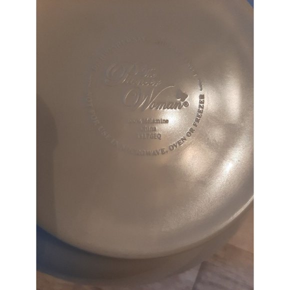 Pioneer Woman 4 Cup Covered Mixing Bowl with Handle and Lid Melamine - Picture 11 of 11